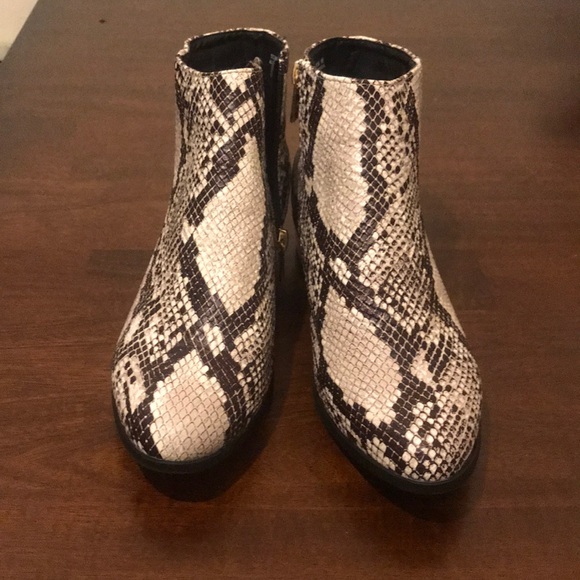 Snakeskin colored gold heeled booties - Picture 2 of 8